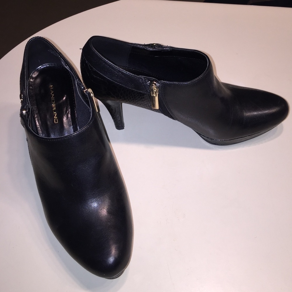 Size 9, Bandolino platform booties
